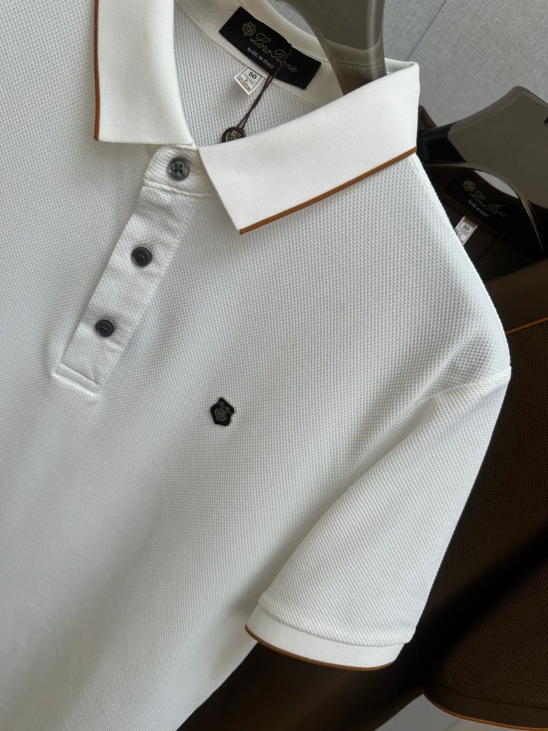 Available at the official New Arrival counter at the same time, men's lapel short-sleeved POLO shirts, Premium mainline Series, imported piqué mercerized cotton fabric, with first-class texture, excellent skin-friendliness, silky and delicate touch, fashionable three-button placket design, small lapels, fashionable and age-reducing, and the upper body is full of Italian accent, full of style. Sizes: M—3XL